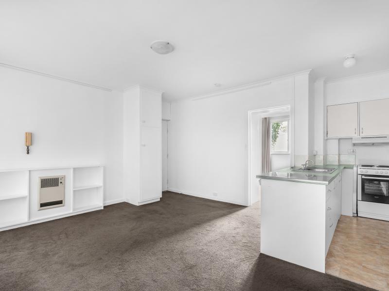 One Bedroom Apartment In A Beautiful Tree Lined Street