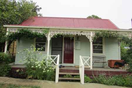 Delightful Cottage Within a Short Walk to Town