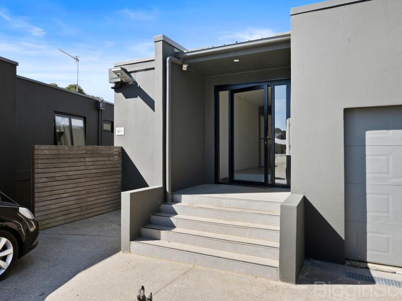 Modern 2-Bed Apartment with Golf Course Views at 1/8 Penny Lane, Creswick