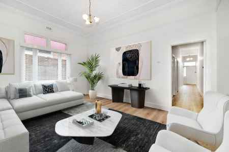Spacious Three Bedroom Home With Parking For One Car 