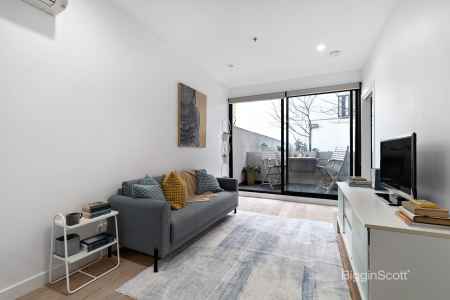 PRIVATE GROUND-FLOOR LIVING IN THE HEART OF RICHMOND