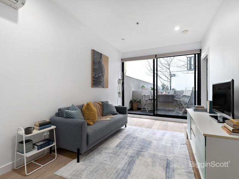 PRIVATE GROUND-FLOOR LIVING IN THE HEART OF RICHMOND