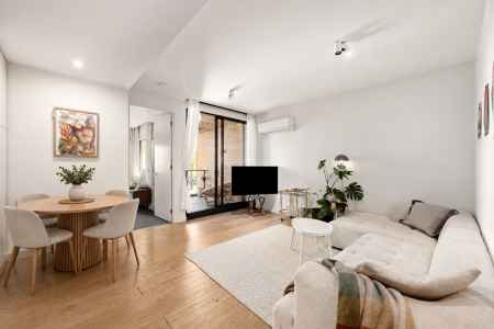 LIGHT-FILLED ONE BEDROOM APARTMENT WITH PARKLAND VIEWS