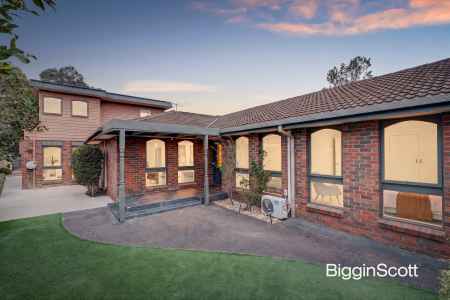 SPACE, FLEXIBILITY & EXCEPTIONAL FAMILY LIVING!