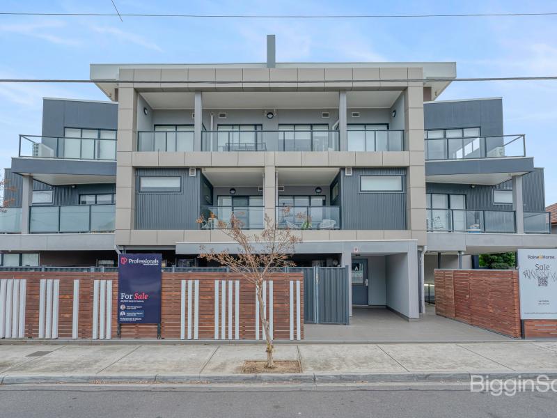 Spacious Apartment With Courtyard Appeal