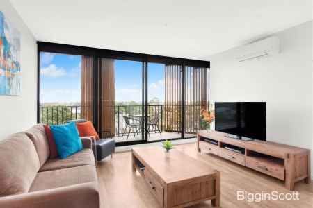 SOPHISTICATED LIVING WITH PANORAMIC SKYLINE VIEWS!