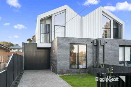 High-End Luxury - Townhouse in Family Orientated Location!