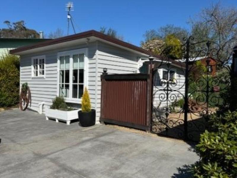 Charming self-contained studio available in the heart of Hepburn Springs.