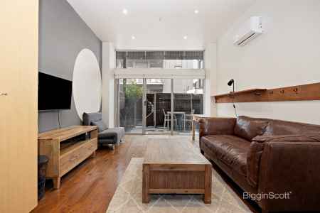 FULLY FURNISHED STUDIO IN THE HEART OF RICHMOND!