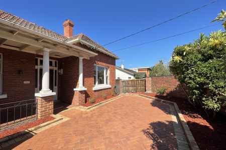 Spacious 3 Bedroom Family Home in Prime Elsternwick Location