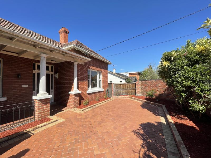 Spacious 3 Bedroom Family Home in Prime Elsternwick Location