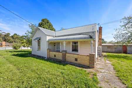Charming Miners Cottage in Central Creswick - Rent includes gardening