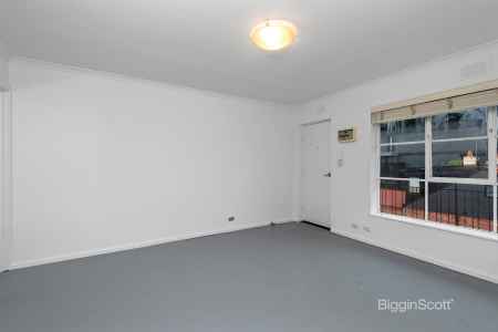 TWO BEDROOM APARTMENT IN BAYSIDE ST KILDA!