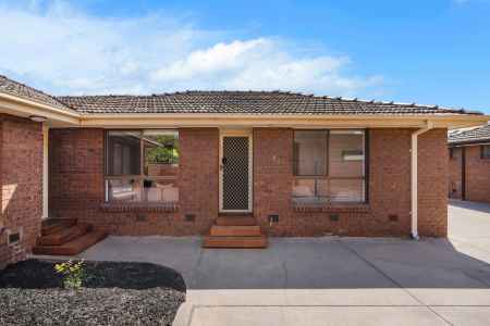 Classic Villa Unit in a Sought After Location!