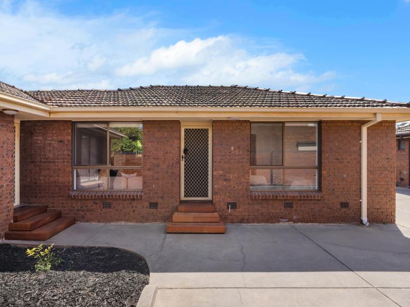 Classic Villa Unit in a Sought After Location!
