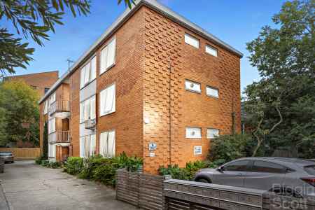 TOP FLOOR APARTMENT IN QUIET CUL-DE-SAC