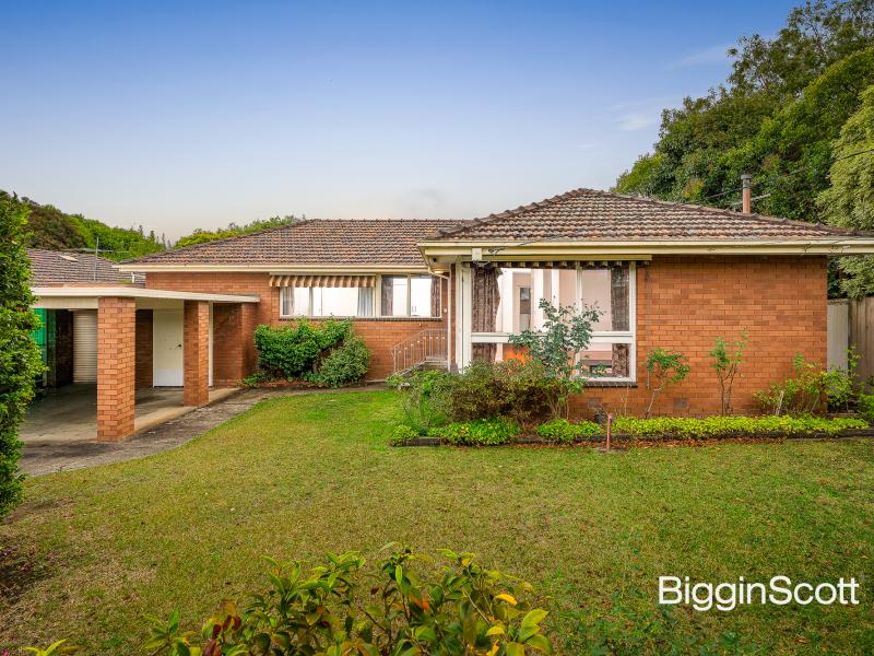 WALK TO WESLEY FROM THIS COMFORTABLE FAMILY HOME!