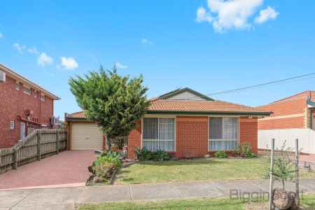 Single Living In Prime Location!