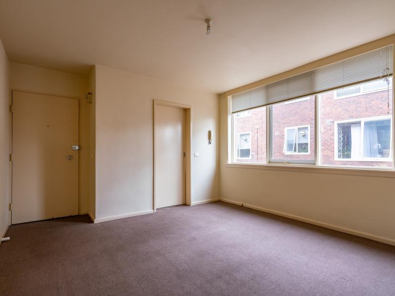 CENTRALLY LOCATED 1 BEDROOM APARTMENT WITH UPDATED BATHROOM, OFF STREET PARKING