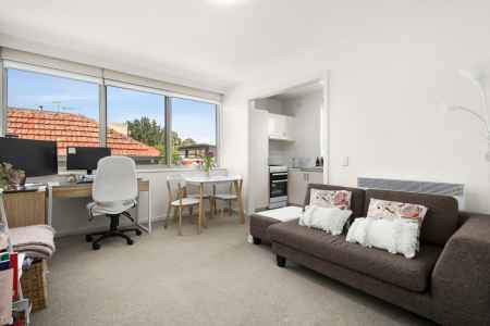 Adaptable Lifestyle Apartment with Prime Location and Exceptional Potential