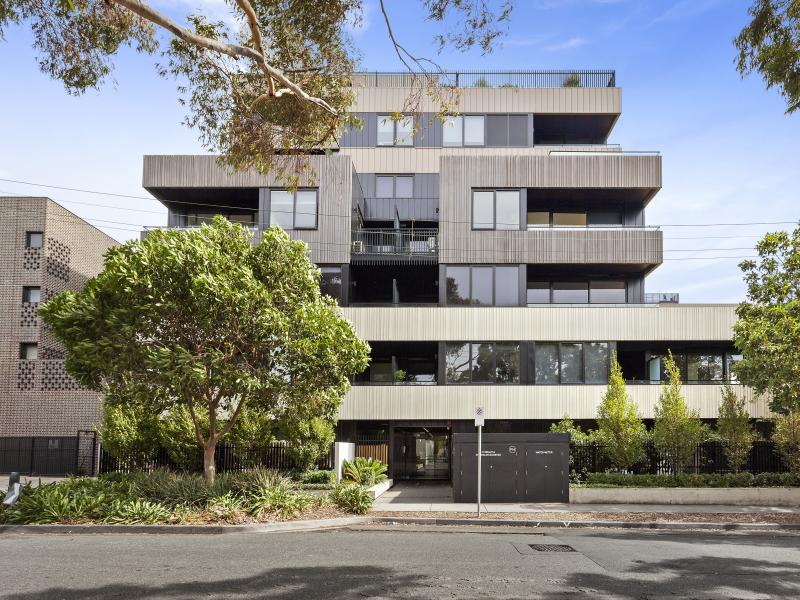 A striking Hawthorn East location steps to everything!