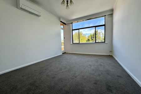 Sunny Top Floor Apartment in Prime Elwood Location