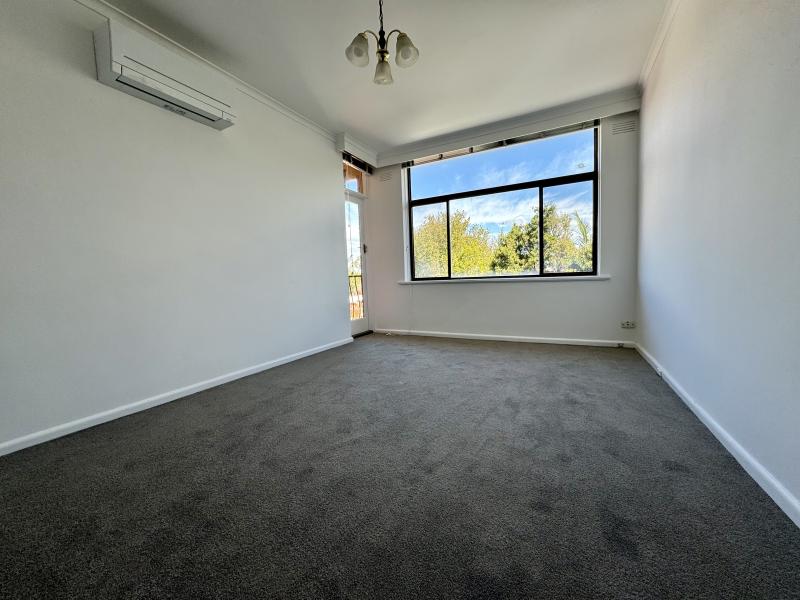 Sunny Top Floor Apartment in Prime Elwood Location
