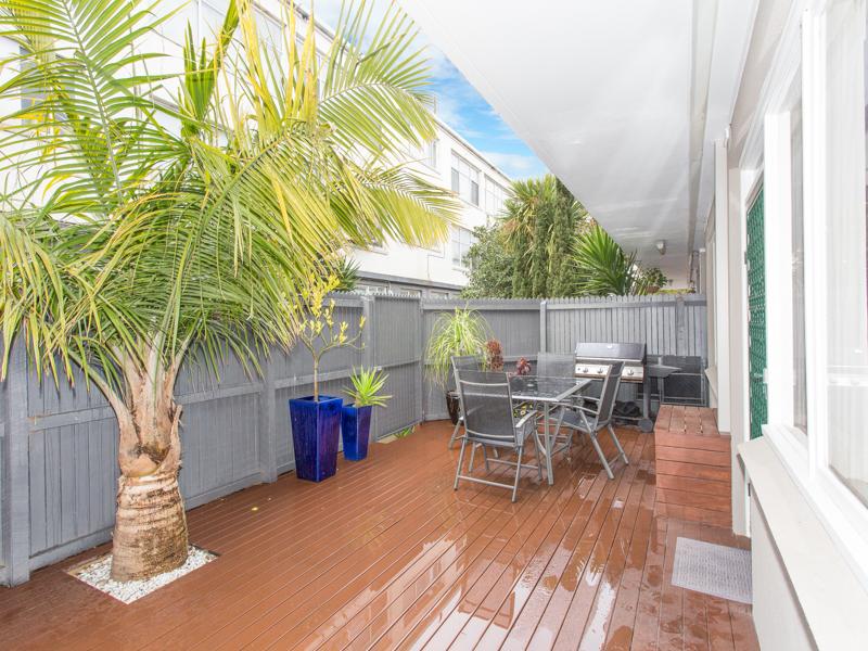 Dual Courtyards With A Short Stroll To Elwood Beach & Elwood Village