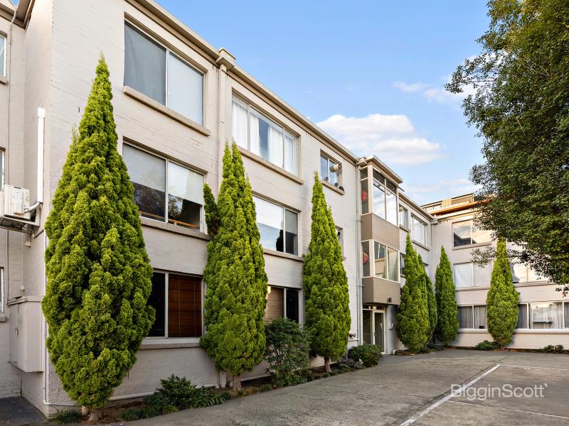 STYLISH & SECURE TOP-FLOOR RETREAT IN A PRIME RICHMOND LOCATION
