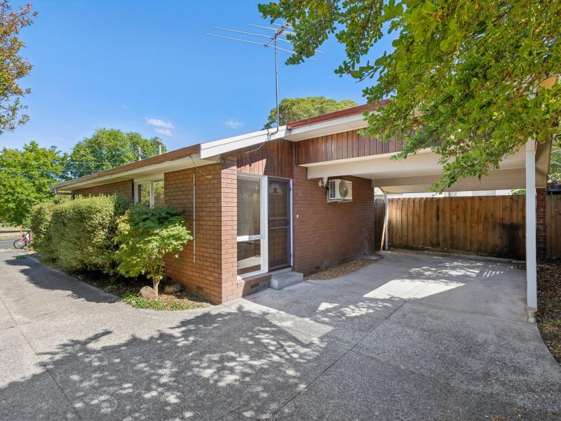 Newly renovated, short walk to Mitcham Central.