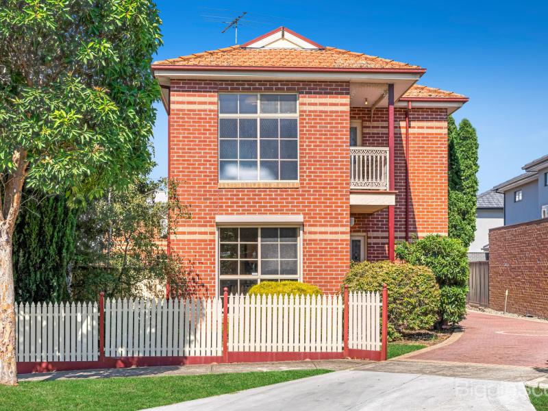 A Spacious Sensation With Courtyard Appeal