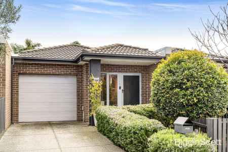 Contemporary Single Level Living - Close Proximity To Local Shops