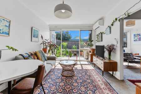  Outstanding 2 bedroom apartment with a wonderful private courtyard!