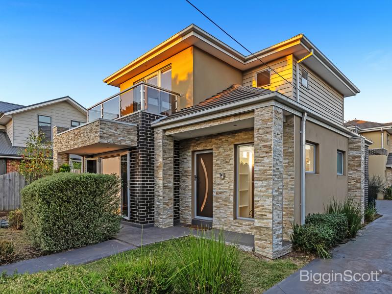 Modern and Comfortable Home - Take advantage of everything Altona North has to Offer! 