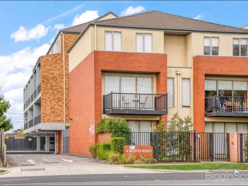 Impressive Abode In Convenient Locale