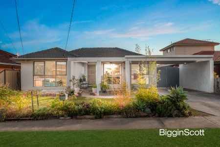 CONVENIENCE AND COMFORT IN FAMILY FRIENDLY HOME!