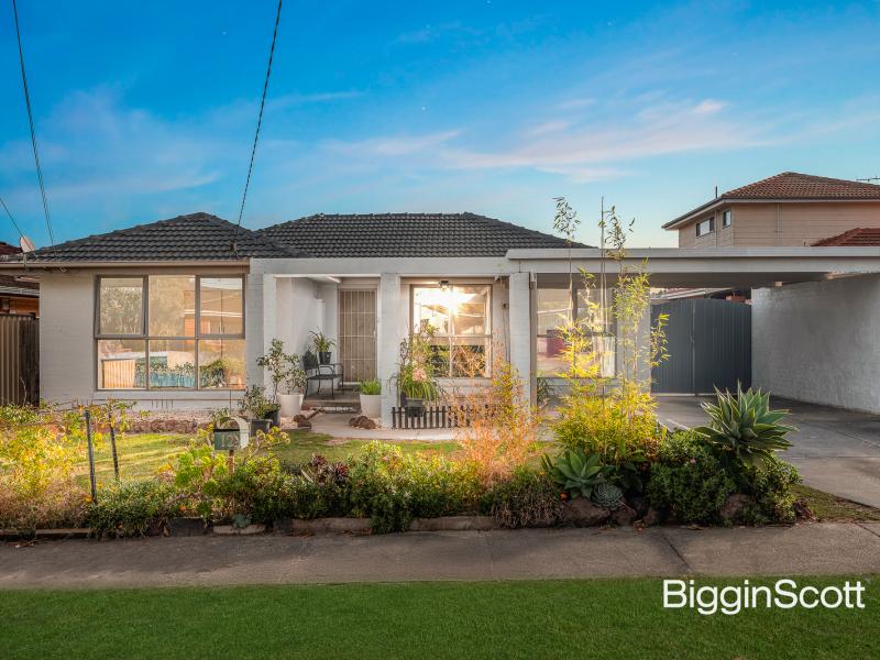 CONVENIENCE AND COMFORT IN FAMILY FRIENDLY HOME!