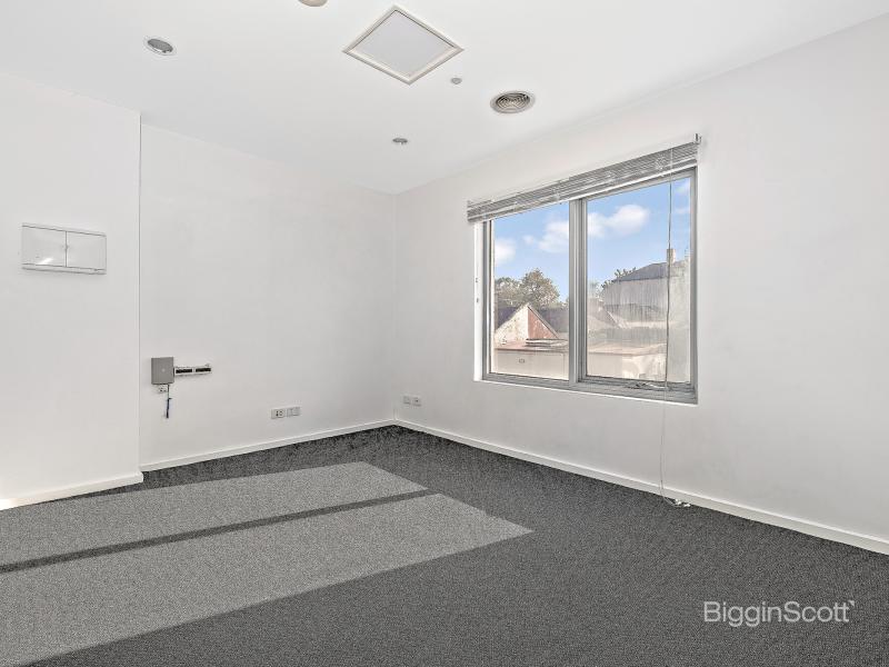 BRIGHT STUDIO APARTMENT IN UNBEATABLE RICHMOND LOCATION!