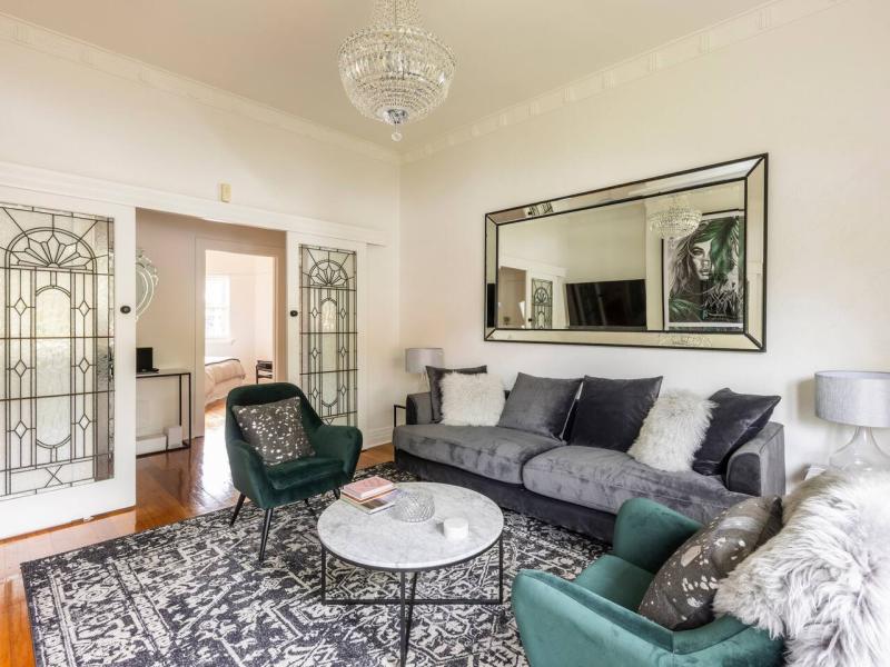 DAZZLING DECO, THE AUDREY HEPBURN OF ELWOOD-  FULLY FURNISHED!