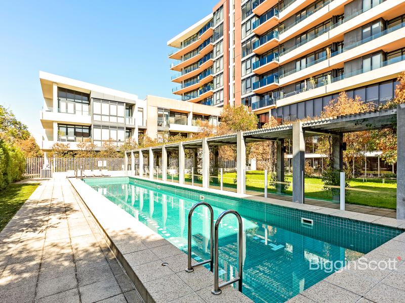 LUXURY EXECUTIVE ONE BEDROOM APARTMENT WITH STORAGE CAGE, BALCONY WITH VIEWS, CAR PARK & AIRCONDITIONING
