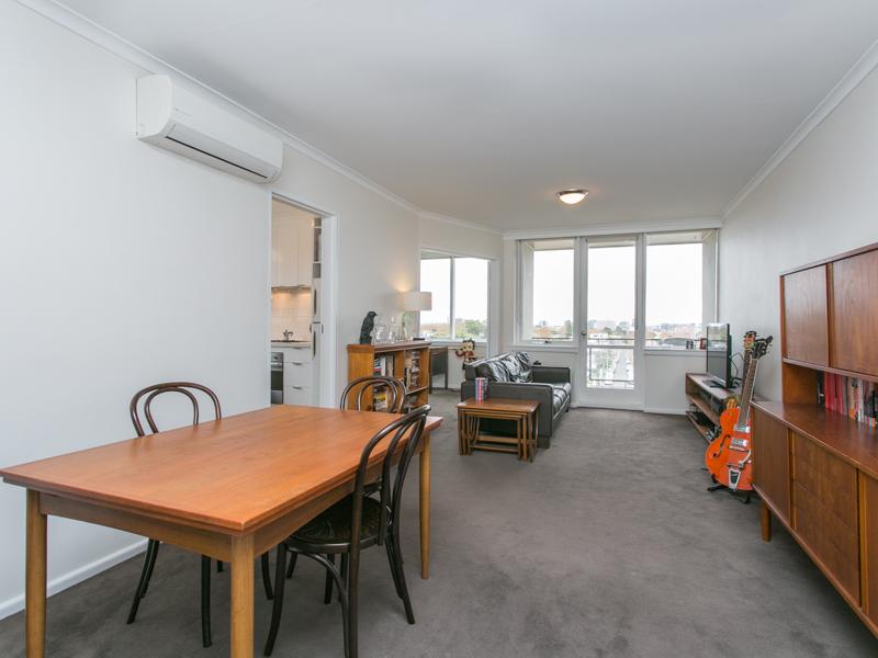 Large Top Floor Apartment With Incredible City Views