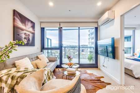 LUXURY LIVING WITH CITY VIEWS IN THE HEART OF BOX HILL!