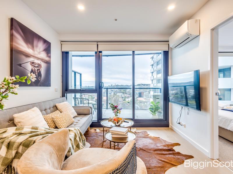 LUXURY LIVING WITH CITY VIEWS IN THE HEART OF BOX HILL!
