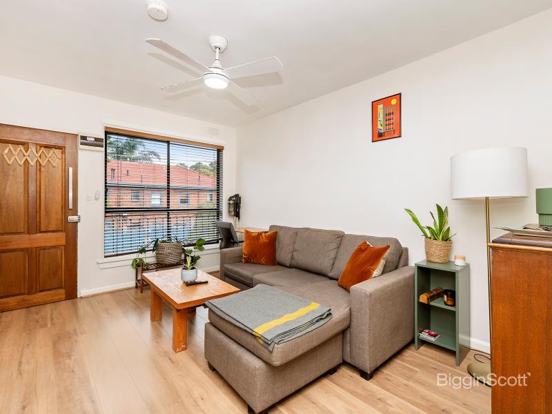 FULLY FURNISHED ONE BEDROOM APARTMENT IN ST KILDA!