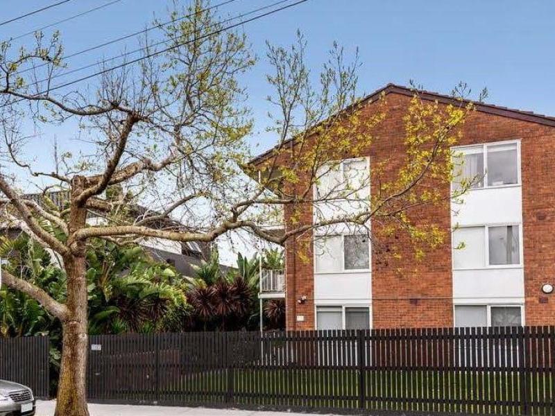 Oversized, bright & light: A stunning entry into the Hawthorn East market