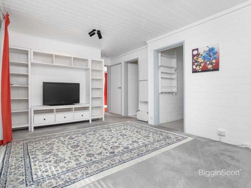 LIGHT, BRIGHT AND RENOVATED 2 BEDROOM APARTMENT IN RICHMOND!