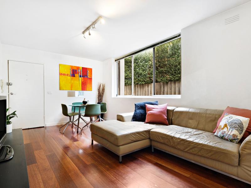 RENOVATED PERIOD APARTMENT IN THE RIVER PRECINCT!