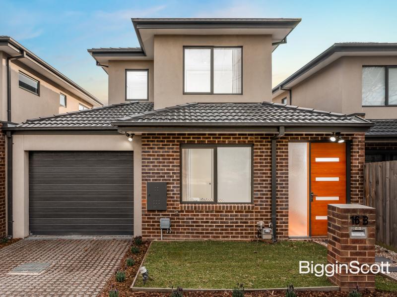 STREET FRONT STYLE IN BRENTWOOD SECONDARY ZONE!