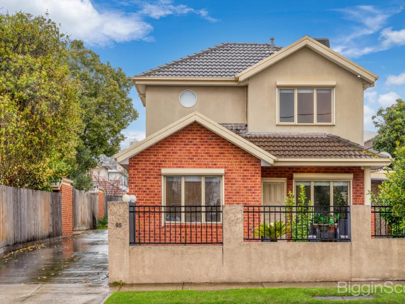 Exceptional Living With Courtyard Appeal