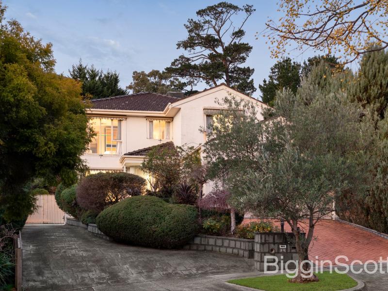 Grand Family Living in a Prestigious Doncaster East Pocket